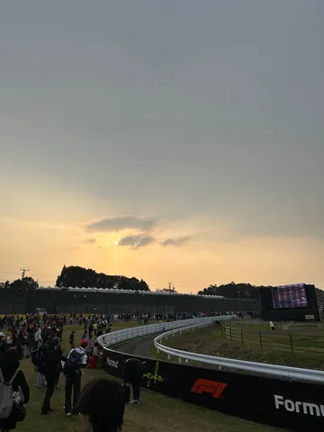 夕暮れのサーキット、人々の熱気