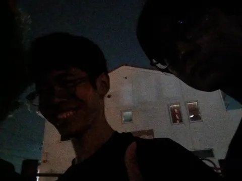夜の街角、友達とのひととき