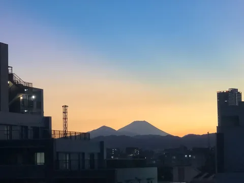 都会の空に富士山