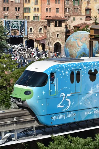 祝祭を告げる、青い列車
