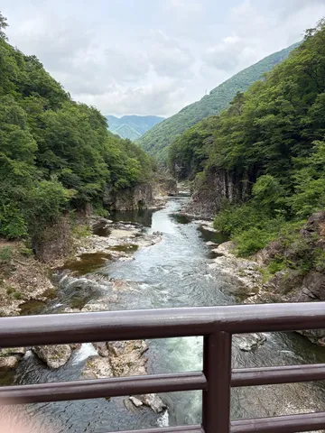 渓谷の風と水辺の光景