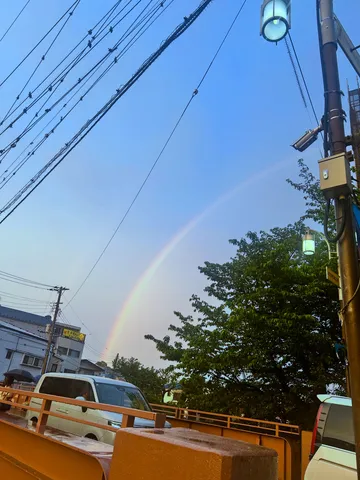 街を彩る虹のアーチ