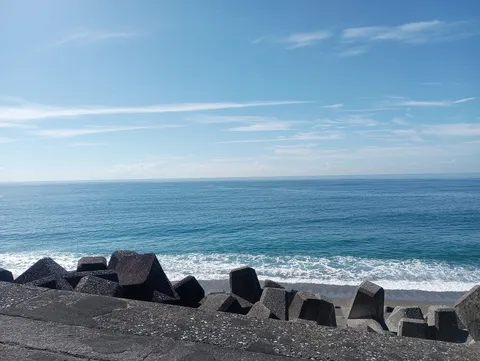 海と石の静かな呼吸