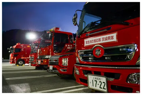夜に佇む赤い緊急車両