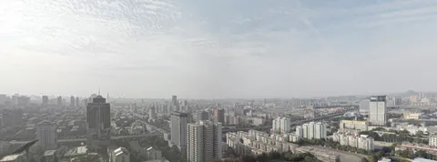 薄明の都会を見渡す風景