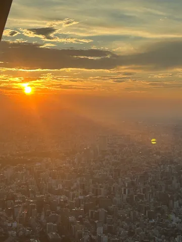 夕暮れの都会光景と霧影