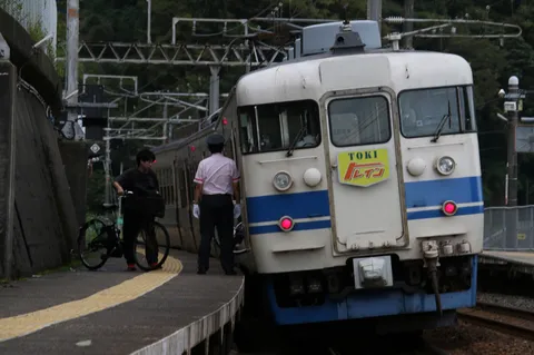 黄昏のプラットホームと列車