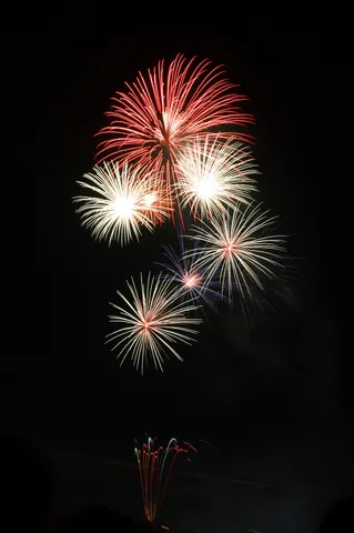 夜空に咲く花火の情景