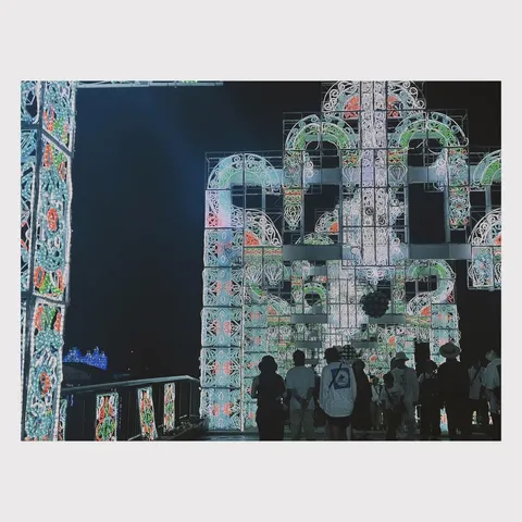 光の建造物と人々のシルエット