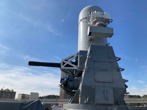 青空に聳える近未来兵器