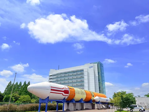 JAXAのロケット、青空と競演