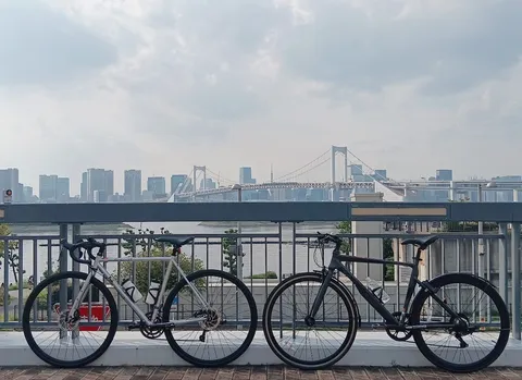 川辺に並ぶ二つの影