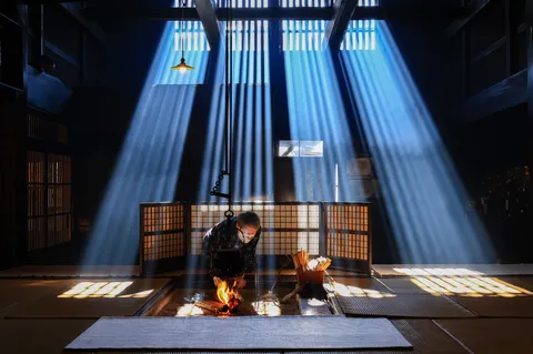 光の降り注ぐ囲炉裏端