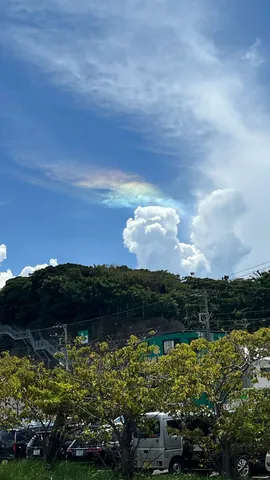 空に現れた虹色の光