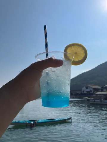 青空に浮かぶ、海色の一杯