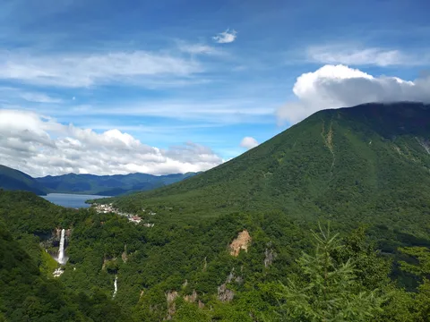 緑萌える山と滝、湖畔の町