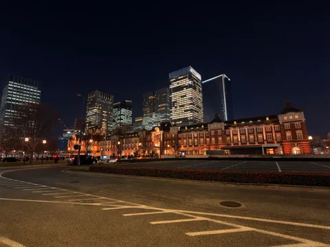 ビル群と駅舎の夜景