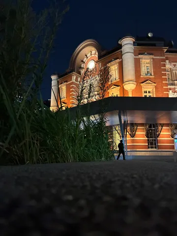 夜の煉瓦館と静かな風景