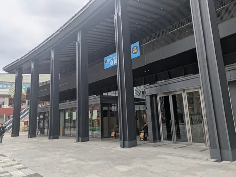 現代建築と空のコントラスト