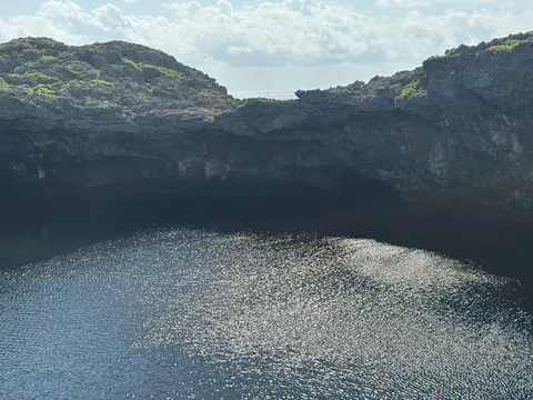 岩肌と光る水面のコントラスト