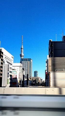都会の空、そびえるタワー