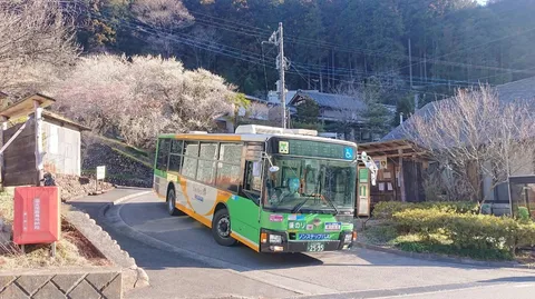春待つ路線バスの横顔