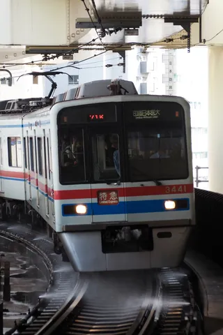 雨粒と疾走する列車、都会の日常