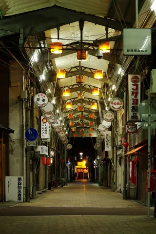 灯りが連なる静かな商店街