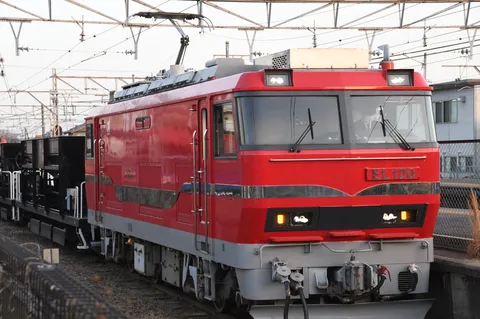 力強い赤！EL120と貨車