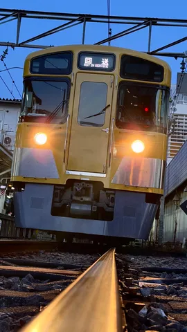 回送列車、夕暮れの寂寥