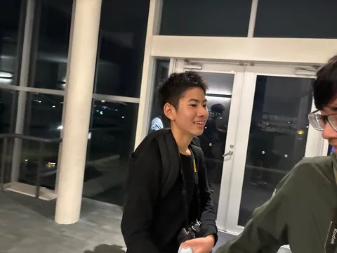 窓辺で交わす笑顔の瞬間
