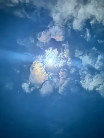 蒼穹に浮かぶ月光のヴェール