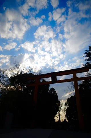 鳥居と雲のコントラスト