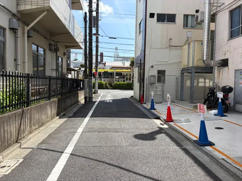 路地の静かな午後