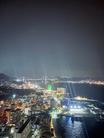 夜景に浮かぶ港の輪郭