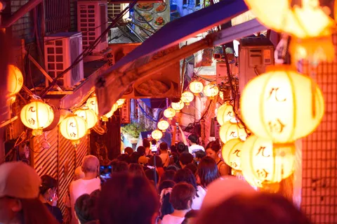 提灯が彩る幻想的な夜の路地