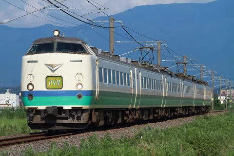 緑と空のレトロ列車旅