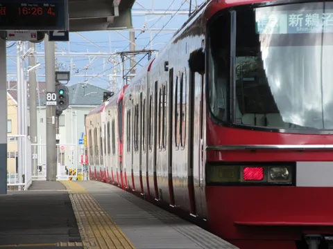雨の日の駅、列車の静寂