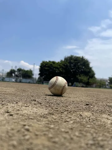 夏空の下、野球の球