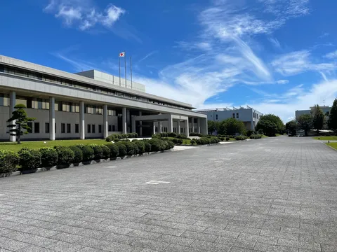 静寂に包まれた、青空と建物のコントラスト