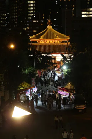 夜市の賑わいと古都の風情