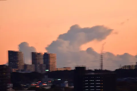 夕焼けに浮かぶ雲とビル群