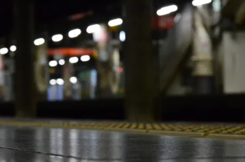 駅のホーム、見えない先の光
