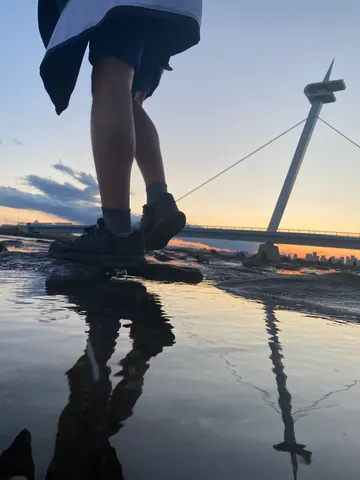 夕景と水たまりの足音