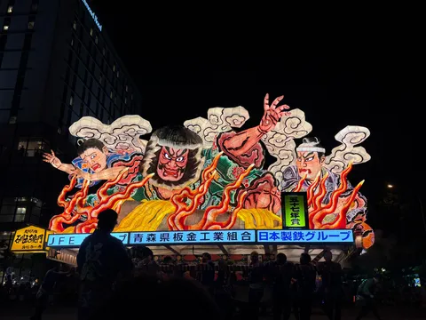 夜空に浮かぶ巨大な祭りの山車
