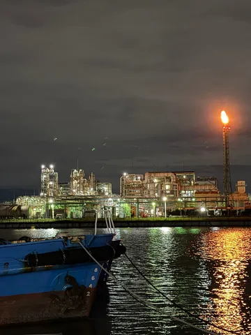 夜景に映える港の灯り