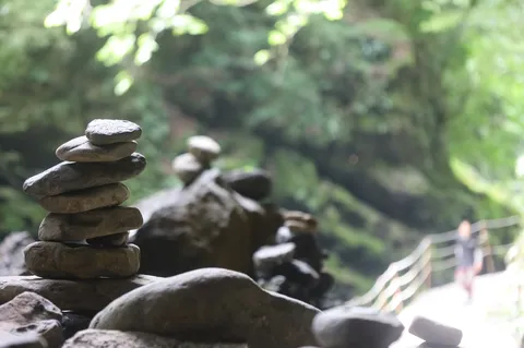 静寂の石積みと緑の渓谷
