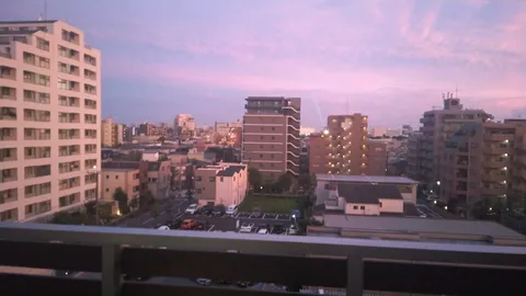 ピンクの夜の街並み