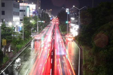 都会の夜を彩る光の軌跡