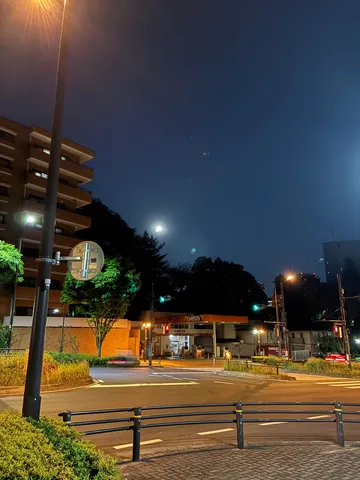 煌めく交差点と月夜